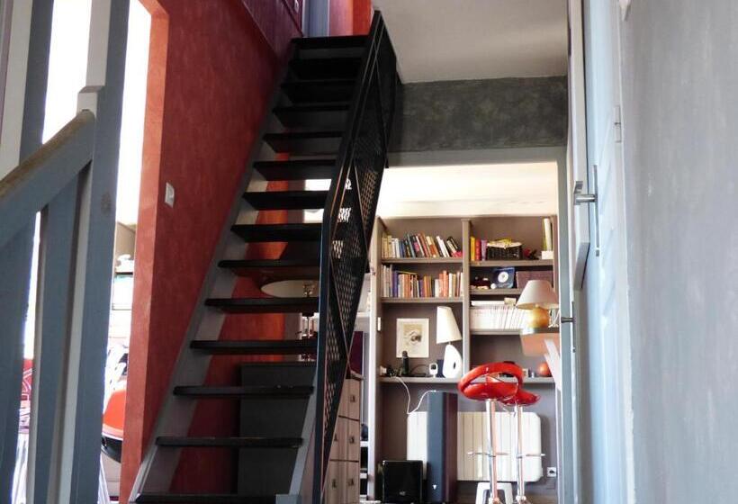 민박 La Colline Aux Yeux Doubs