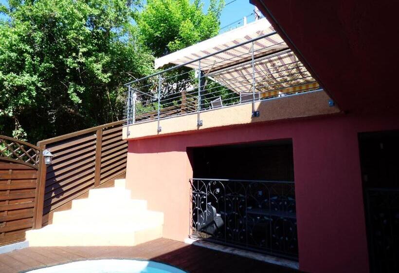 민박 La Colline Aux Yeux Doubs