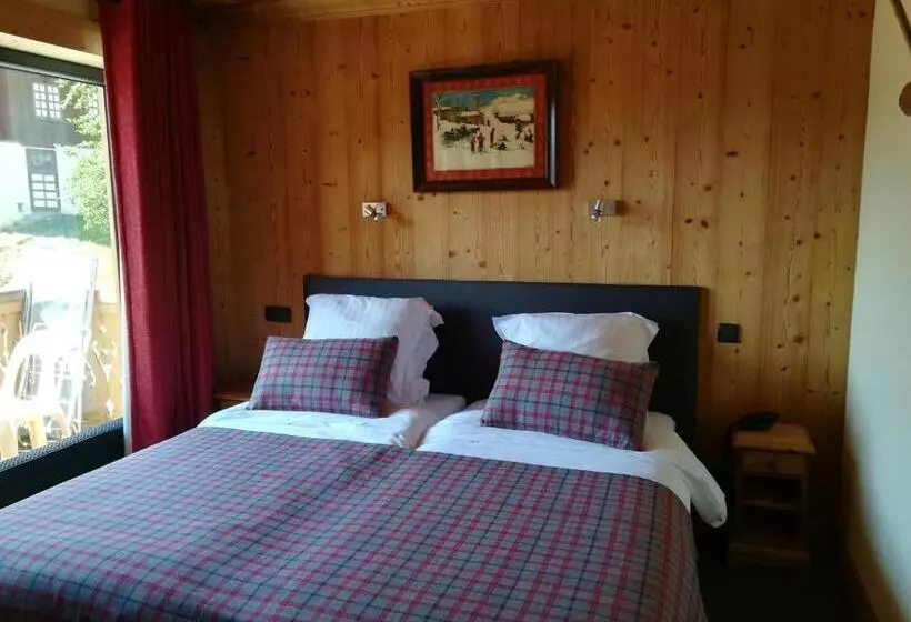 هتل Hôtel Chalet Les Ecureuils Restaurant, Sauna & Spa Garage