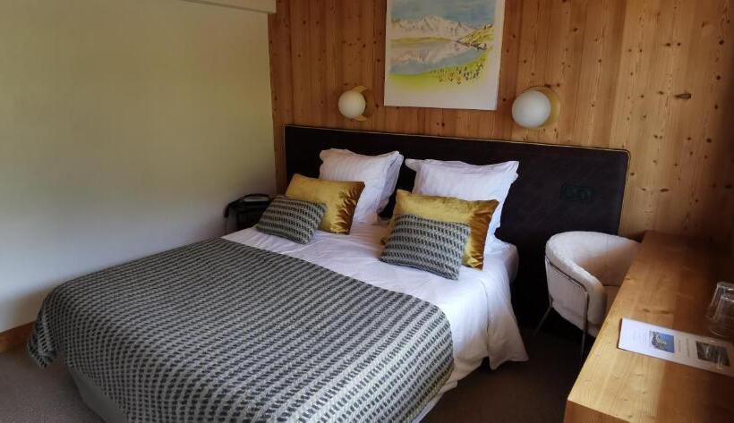 호텔 Hôtel Chalet Les Ecureuils Restaurant, Sauna & Spa Garage