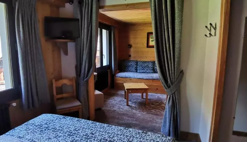 هتل Hôtel Chalet Les Ecureuils Restaurant, Sauna & Spa Garage