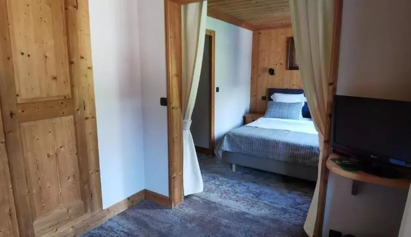 هتل Hôtel Chalet Les Ecureuils Restaurant, Sauna & Spa Garage