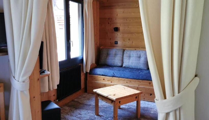 호텔 Hôtel Chalet Les Ecureuils Restaurant, Sauna & Spa Garage