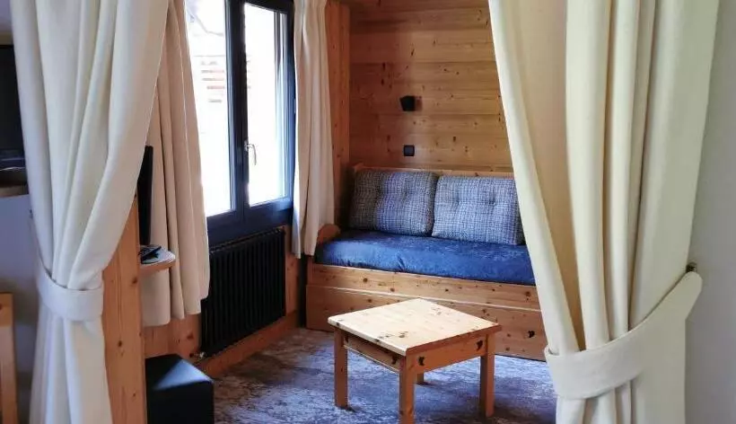 هتل Hôtel Chalet Les Ecureuils Restaurant, Sauna & Spa Garage