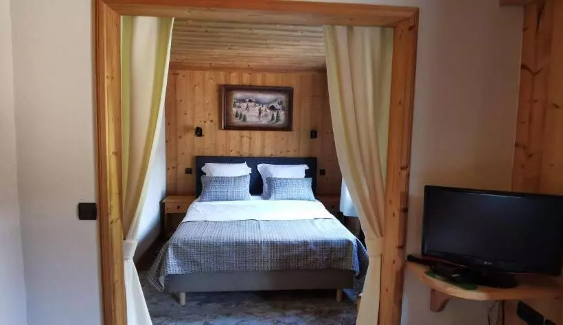 هتل Hôtel Chalet Les Ecureuils Restaurant, Sauna & Spa Garage