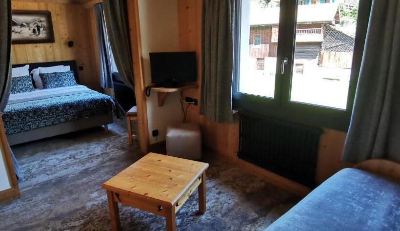 호텔 Hôtel Chalet Les Ecureuils Restaurant, Sauna & Spa Garage