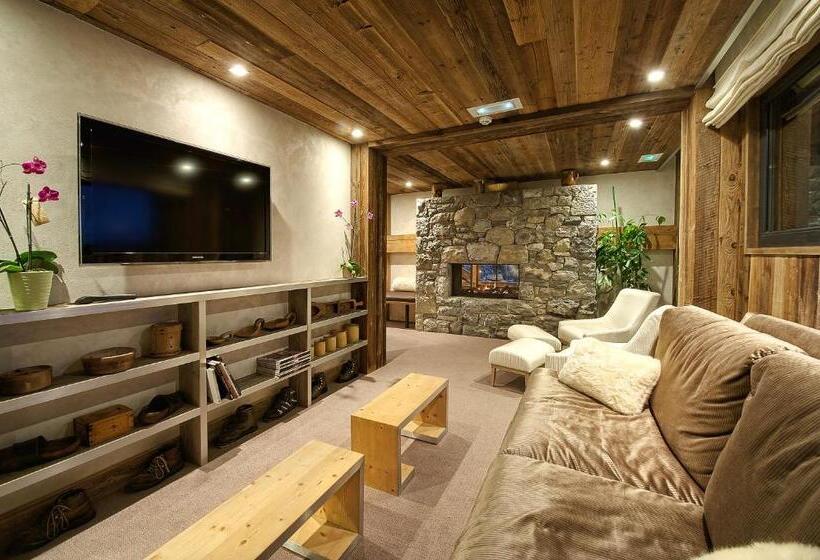 호텔 Hôtel Chalet Les Ecureuils Restaurant, Sauna & Spa Garage