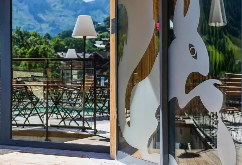 هتل Hôtel Chalet Les Ecureuils Restaurant, Sauna & Spa Garage
