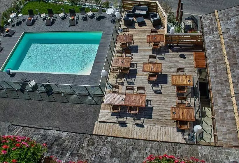هتل Hôtel Chalet Les Ecureuils Restaurant, Sauna & Spa Garage