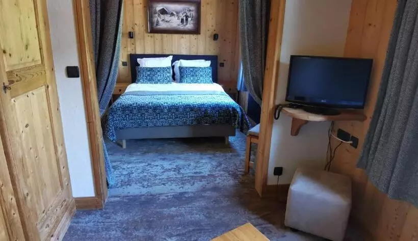 هتل Hôtel Chalet Les Ecureuils Restaurant, Sauna & Spa Garage