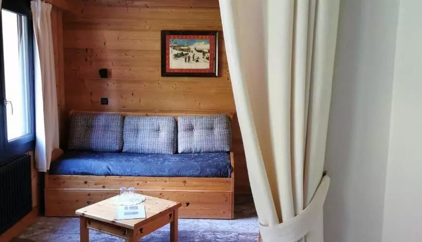 هتل Hôtel Chalet Les Ecureuils Restaurant, Sauna & Spa Garage