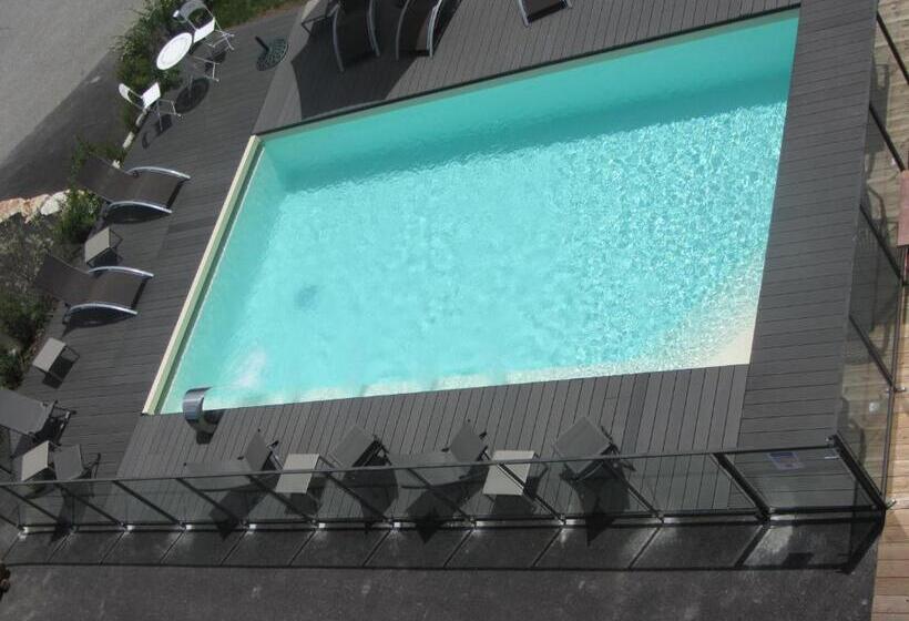 호텔 Hôtel Chalet Les Ecureuils Restaurant, Sauna & Spa Garage