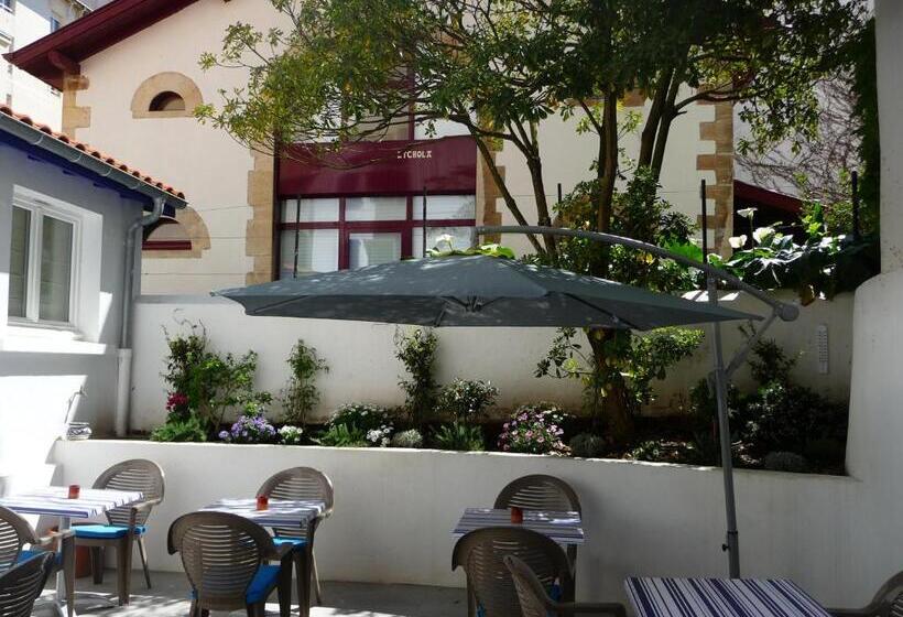 Отель Hôtel Le Saphir