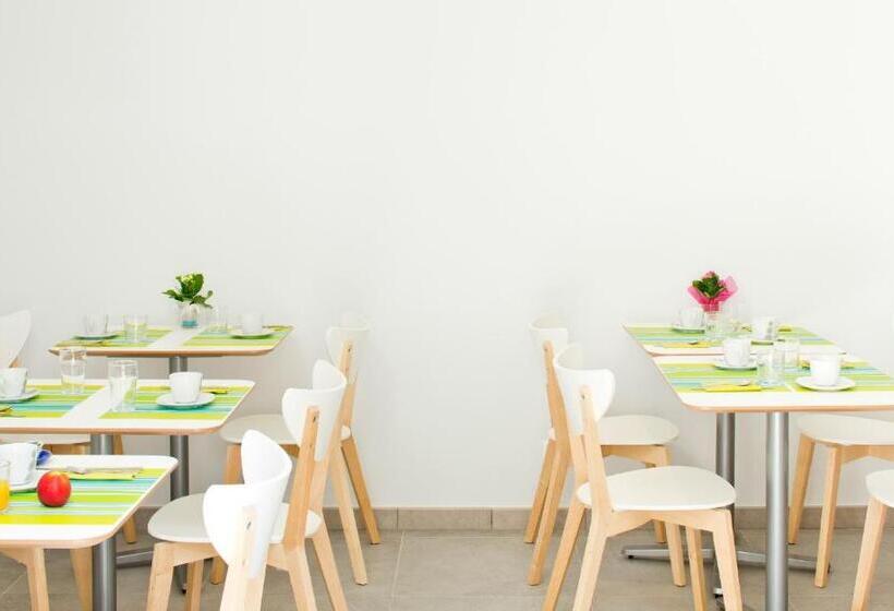 Отель Hôtel Le Saphir