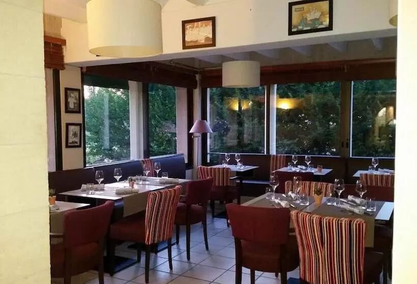 ホテル Hôtel Restaurant Côté Rivage