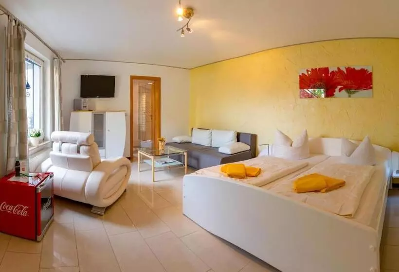 Hotelli Am Müritzhafen Garni