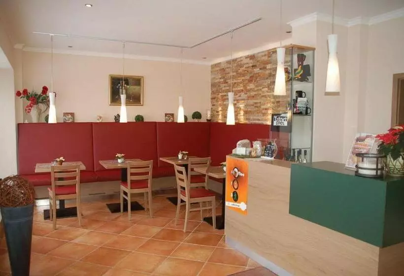 ホテル Ferienwohnungen Cafe Maarblick