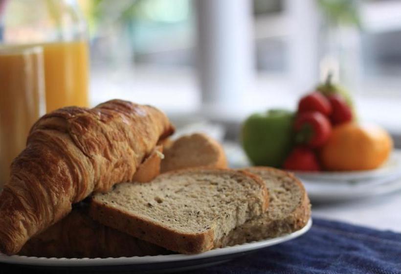 Отель The Shoreline