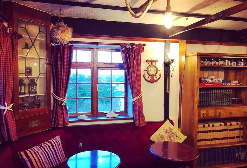 Hotelli The First And Last Pub