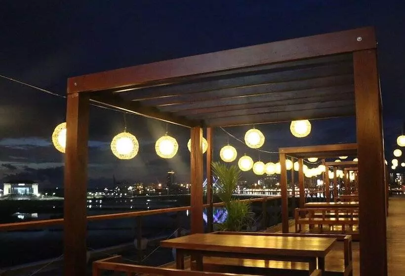 ホテル The Rinra Makassar