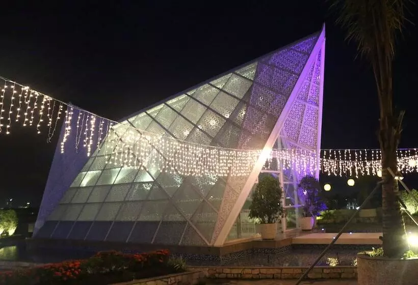 ホテル The Rinra Makassar