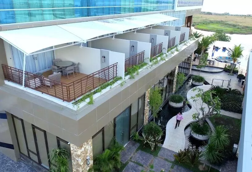 ホテル The Rinra Makassar