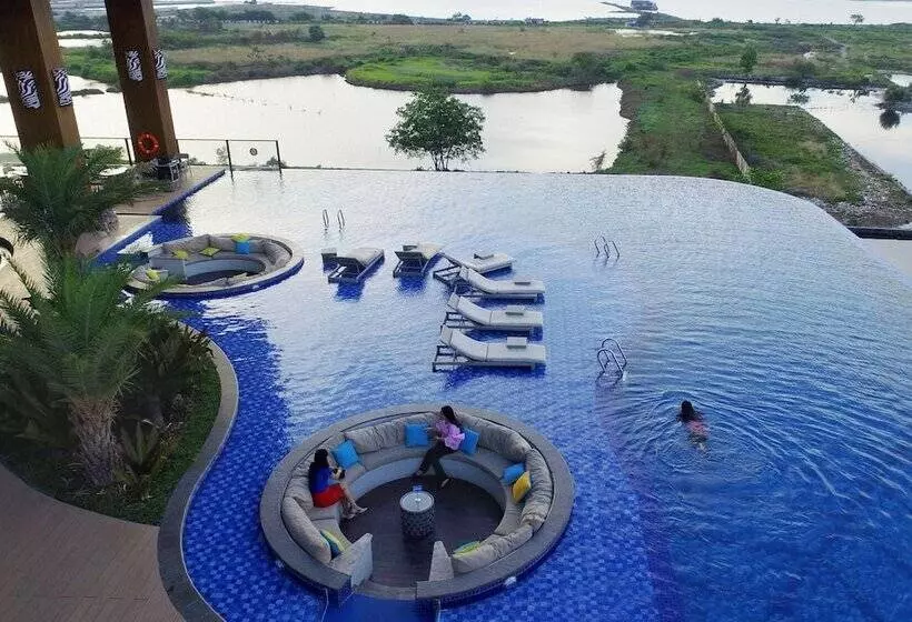 ホテル The Rinra Makassar