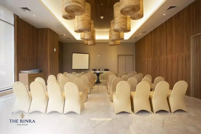 ホテル The Rinra Makassar