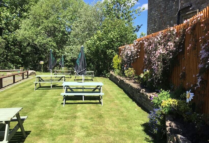 مبيت وإفطار Blenkinsopp Castle Inn