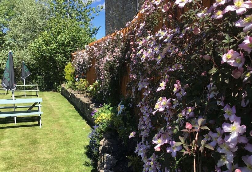 مبيت وإفطار Blenkinsopp Castle Inn