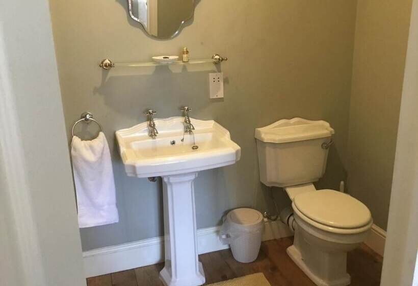 مبيت وإفطار Blenkinsopp Castle Inn