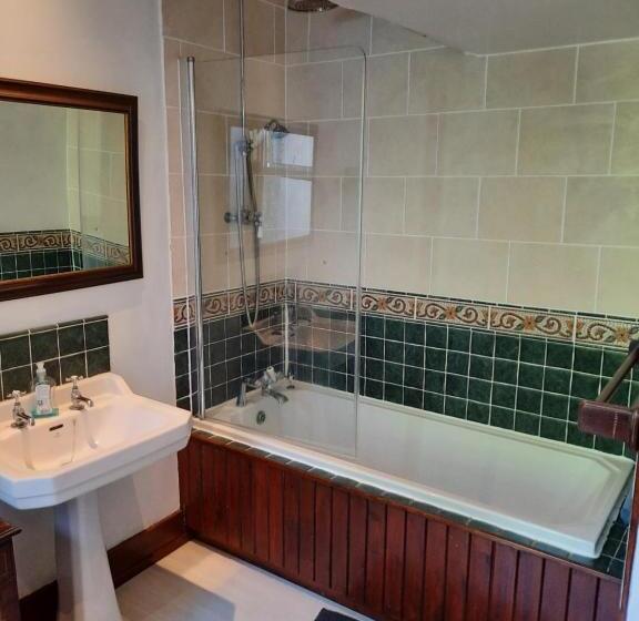 צימר Jacobite Rose