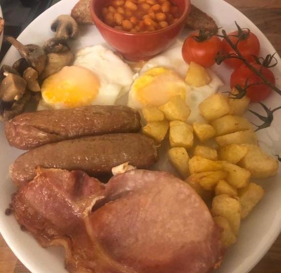 Отель The Falcon Inn Retreat