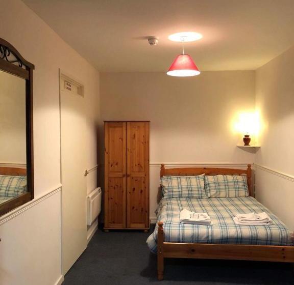 Отель The Falcon Inn Retreat