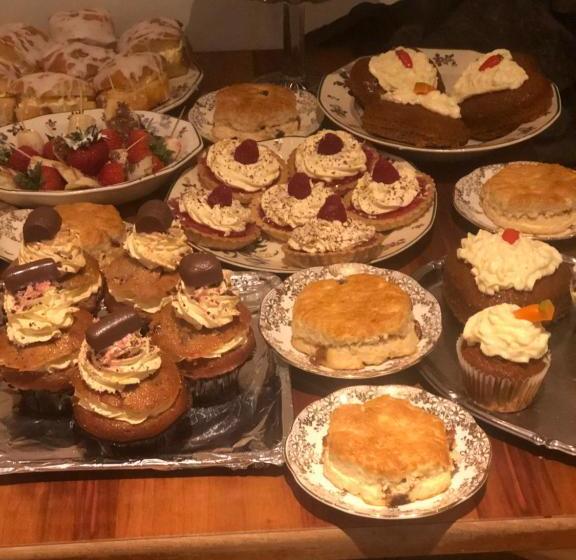 Отель The Falcon Inn Retreat