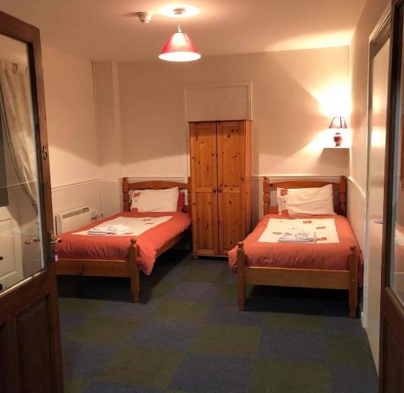 Отель The Falcon Inn Retreat