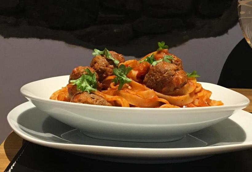 Отель The Falcon Inn Retreat