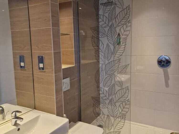 The Queen Hotel Wetherspoon