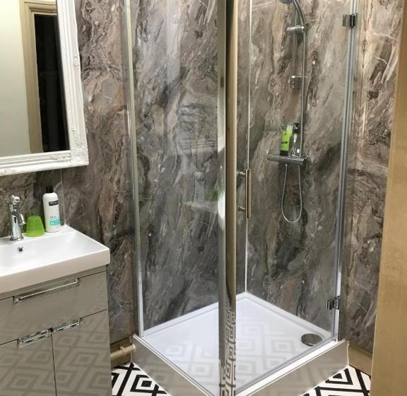 צימר The Forester And Flower