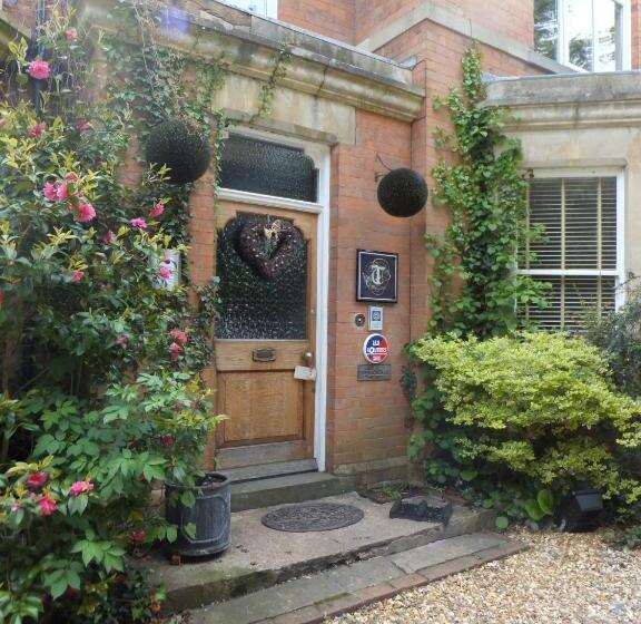 مبيت وإفطار Treherne House & The Malvern Retreat