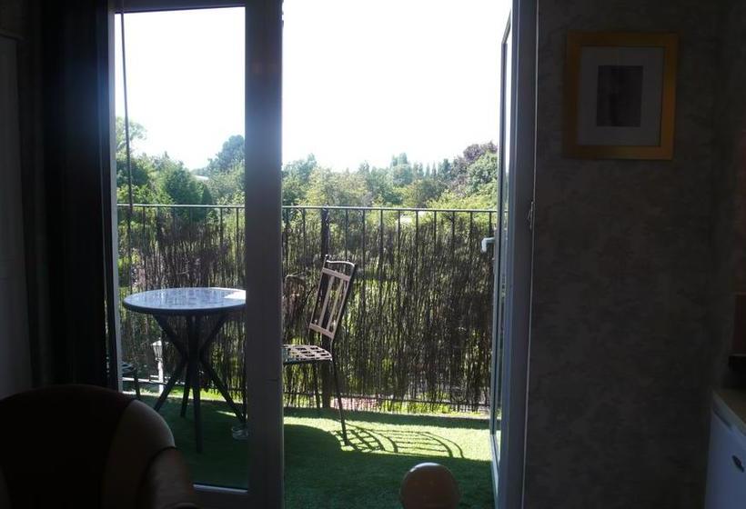 Bed and Breakfast Acorn Guest House In Hull