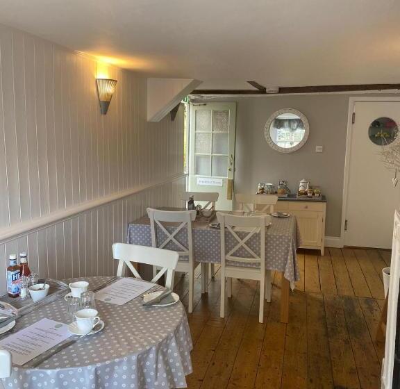 مبيت وإفطار Ship Stores Guest House