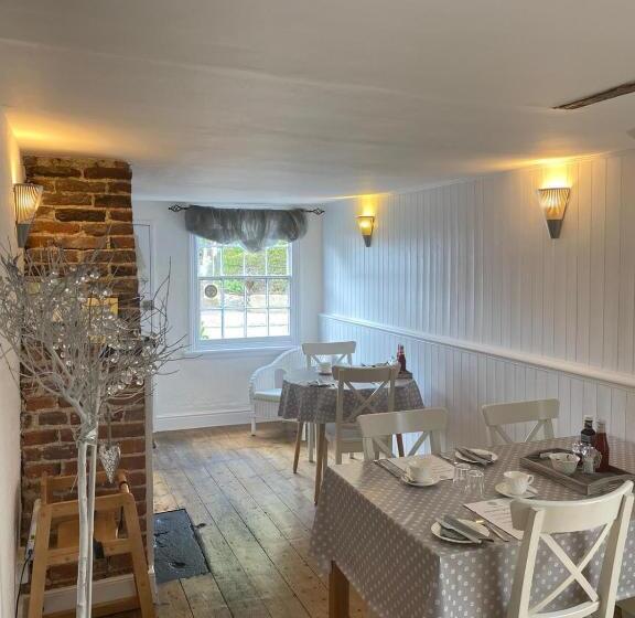 مبيت وإفطار Ship Stores Guest House