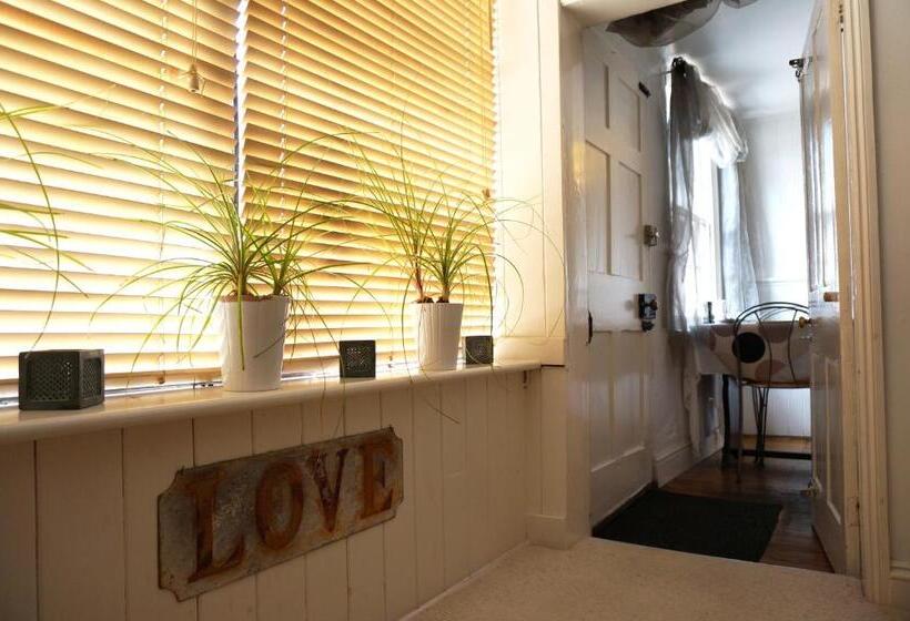 مبيت وإفطار Ship Stores Guest House