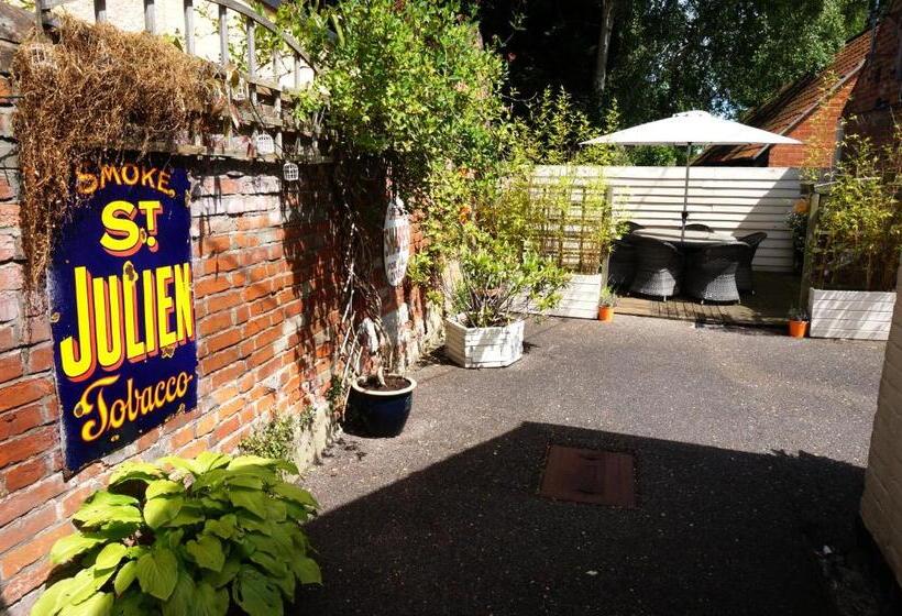 مبيت وإفطار Ship Stores Guest House