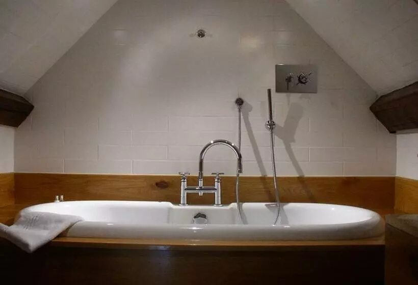 هتل 61 Warwick Road