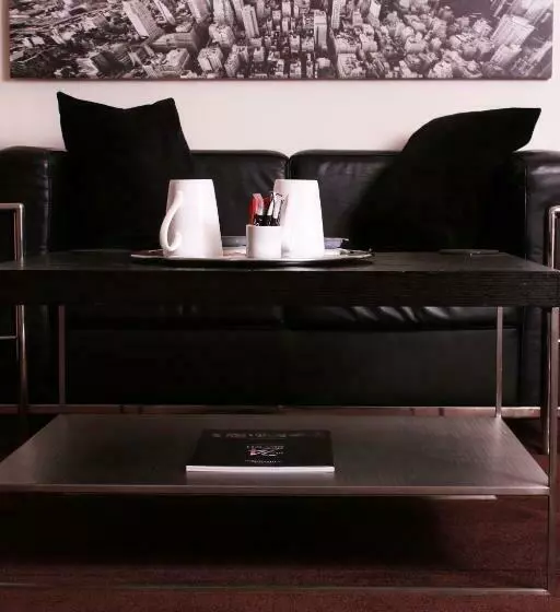 هتل 61 Warwick Road