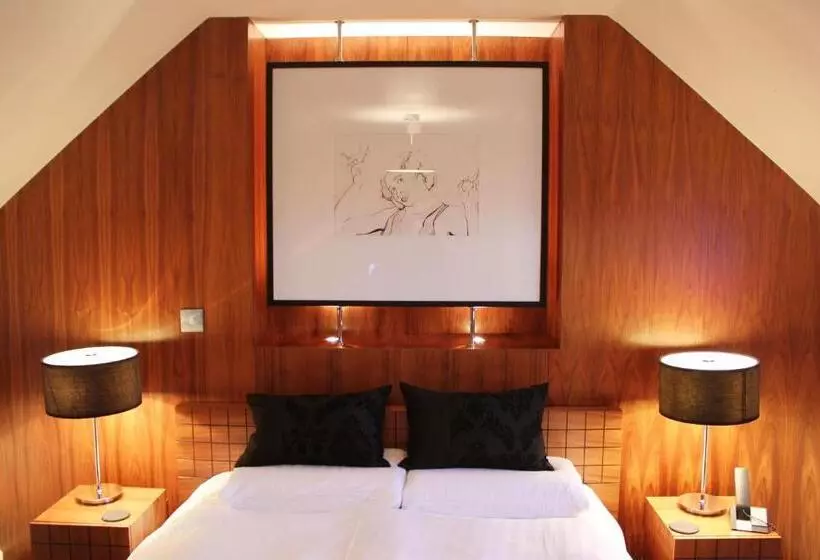 هتل 61 Warwick Road