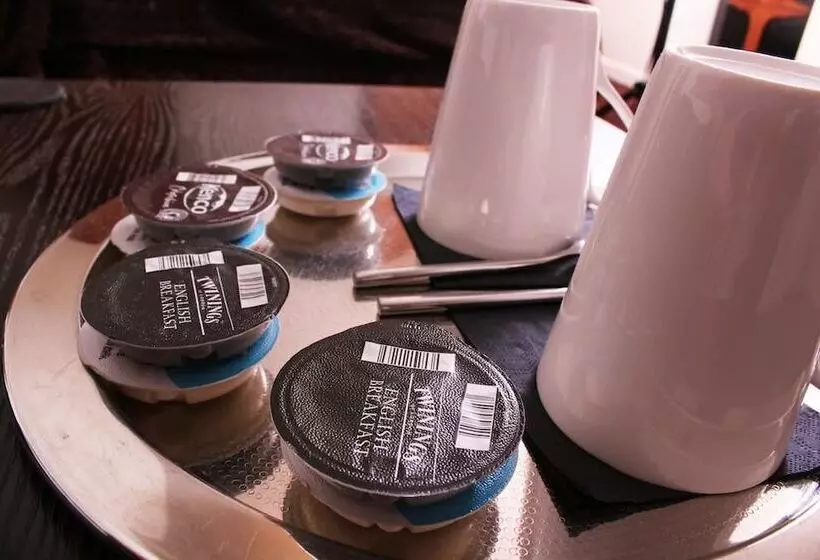 هتل 61 Warwick Road