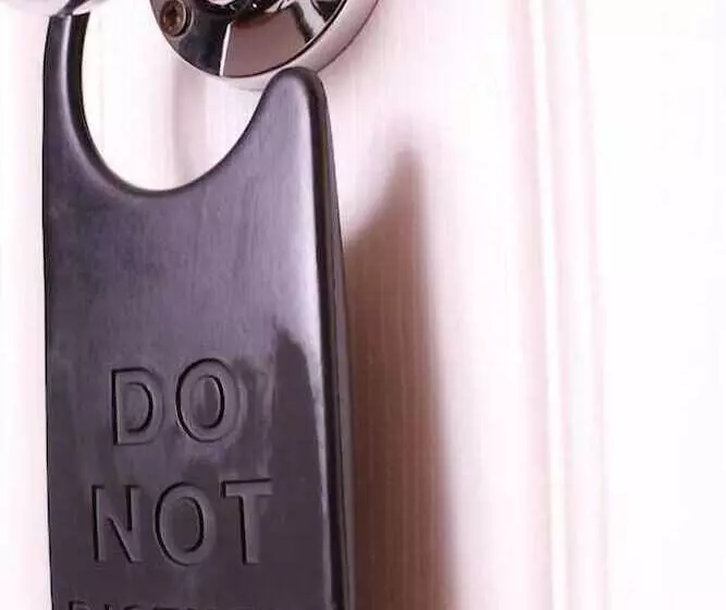 هتل 61 Warwick Road